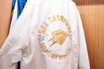 细节满满！雷霆晒出球队冠军限定版热身服 金色LOGO醒目