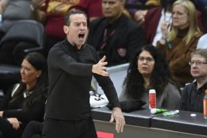 记者：若骑士东决遭尼克斯横扫 球队主帅阿特金森将面临下课危机
